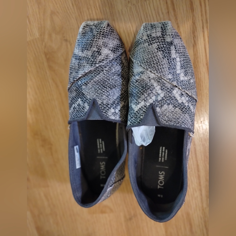 TOMS Gray Snakeskin Slip-On Loafers (8)